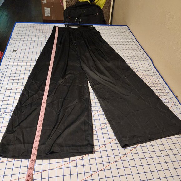 Petal & Pup Wellington Wide Leg Satin Pant Flaws Black Size 8 - Picture 2 of 13
